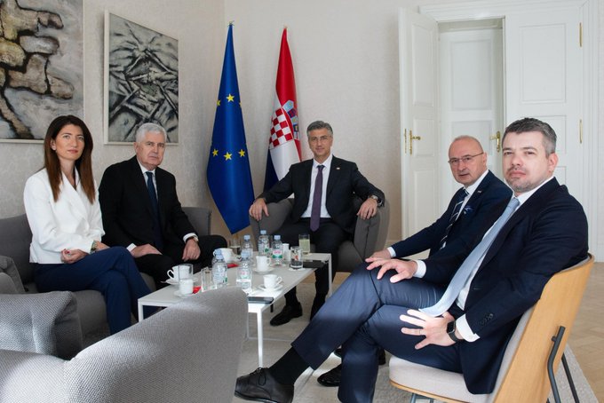 Šest sudionika sastanka u Zagrebu uz europsku i hrvatsku zastavu, oko stola s napicima