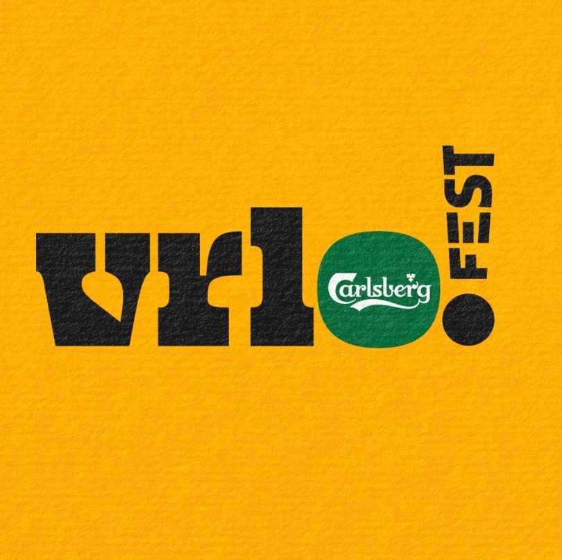Logotip Vrlo Carlsberg Festa sa tekstom na žutoj pozadini i Carlsberg znakom