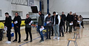 Sudionici uskrsne akcije prikupljanja krvi stoje u redu u sportskoj dvorani
