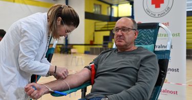 Medicinska sestra uzima krv od donatora tijekom akcije darivanja krvi