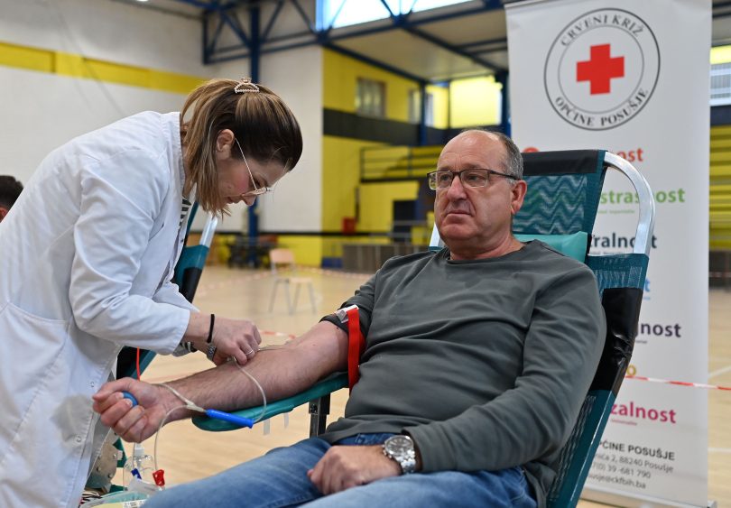 Medicinska sestra uzima krv od donatora tijekom akcije darivanja krvi