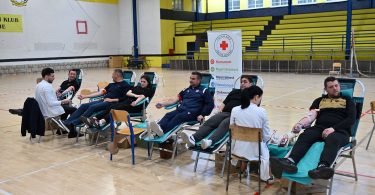 Sudionici uskrsne akcije prikupljanja krvi sjede u krugu tijekom donacije