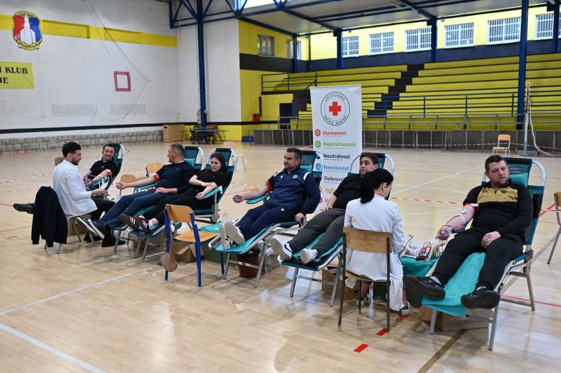 Sudionici uskrsne akcije prikupljanja krvi sjede u krugu tijekom donacije
