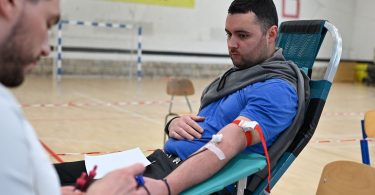 Medicinska sestra uzima krv od dobrovoljnog davatelja tijekom akcije prikupljanja krvi