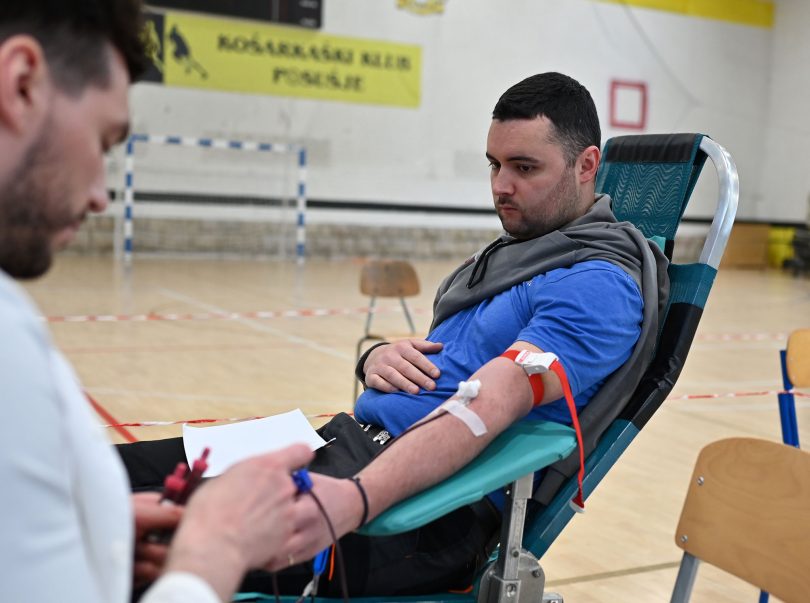 Medicinska sestra uzima krv od dobrovoljnog davatelja tijekom akcije prikupljanja krvi