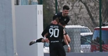 Igrač u crnom dresu broja 90 u akciji tijekom utakmice na terenu