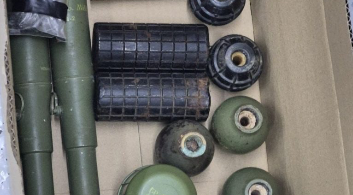 Pregled zaplijenjenih predmeta: bombe, zolja M80, puške i municija iz pretresa