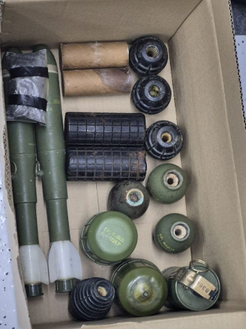Pregled zaplijenjenih predmeta: bombe, zolja M80, puške i municija iz pretresa
