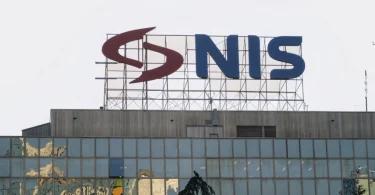 Zgrada NIS-a (Naftna industrija Srbije) s logotipom na fasadi