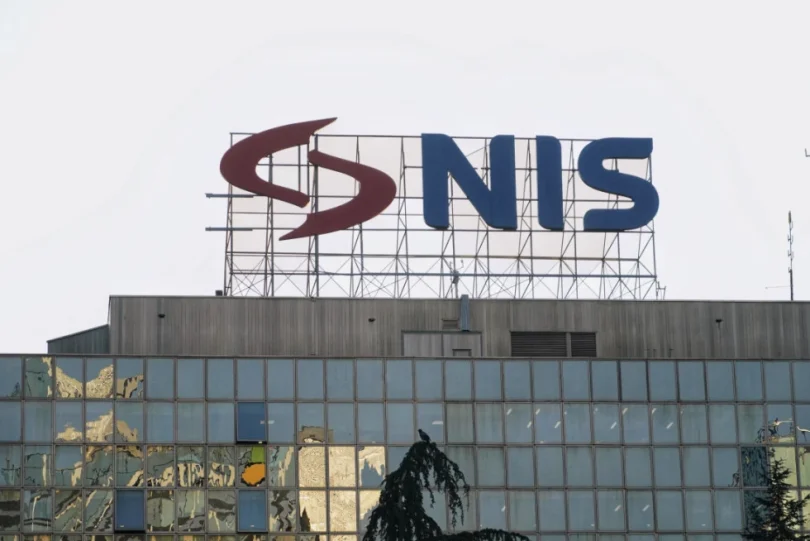 Zgrada NIS-a (Naftna industrija Srbije) s logotipom na fasadi