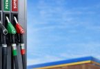 Benzinska pumpa s cijenama goriva ispred benzinske stanice