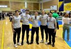 Grupa članova Poskoka u bijelim majicama pozira na sportskoj dvorani tijekom jiu-jitsu turnira