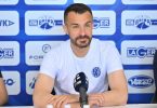 Igrač u bijeloj majici Posušja na konferenciji za novinare, govori ispred mikrofona