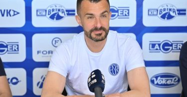 Igrač u bijeloj majici Posušja na konferenciji za novinare, govori ispred mikrofona