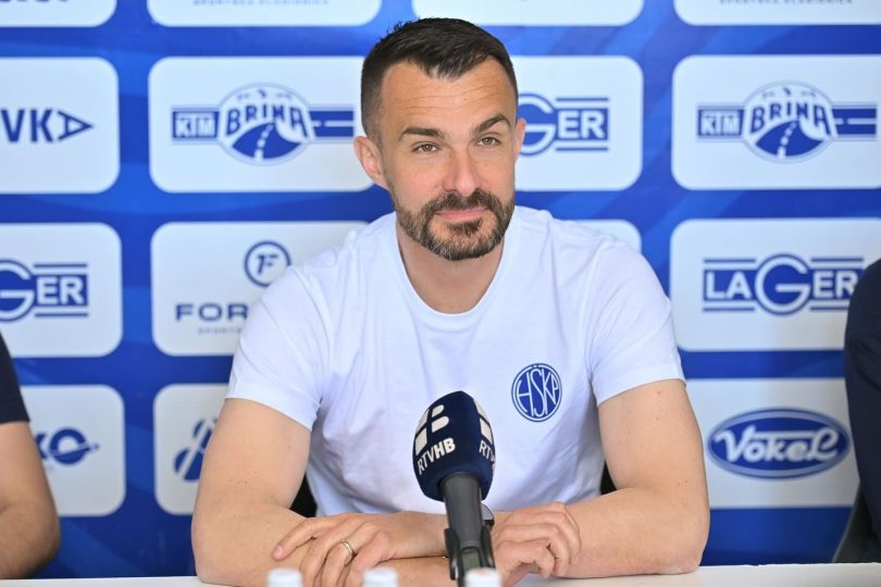 Igrač u bijeloj majici Posušja na konferenciji za novinare, govori ispred mikrofona