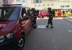 Vatrogasci i prvi responder instruiraju učenike tokom edukativne obuke na terenu.