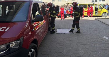 Vatrogasci i prvi responder instruiraju učenike tokom edukativne obuke na terenu.