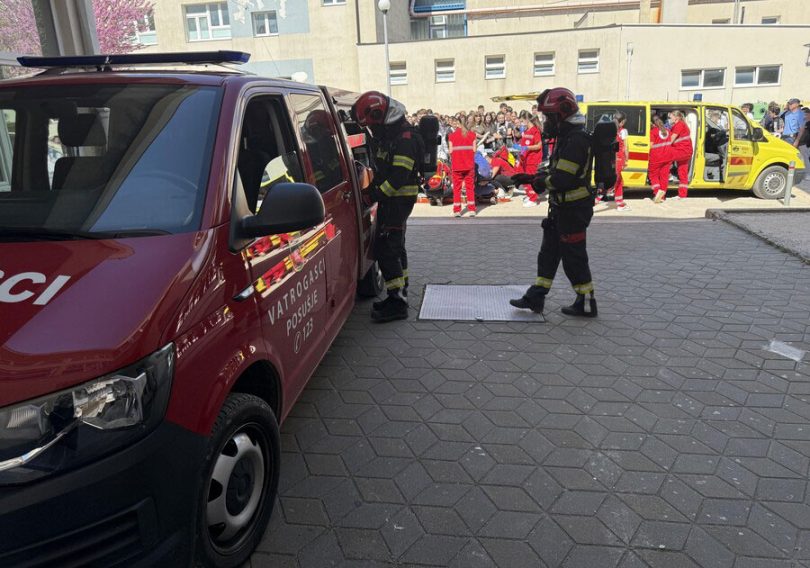 Vatrogasci i prvi responder instruiraju učenike tokom edukativne obuke na terenu.