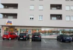 dm商店前停泊場景，多輛停放的汽車