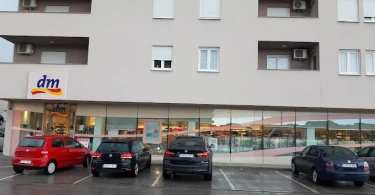 dm商店前停泊場景，多輛停放的汽車