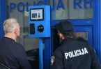 Policajac i muškarac pri aktivaciji EES terminala na graničnoj kontrolnoj točki