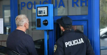 Policajac i muškarac pri aktivaciji EES terminala na graničnoj kontrolnoj točki