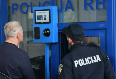 Policajac i muškarac pri aktivaciji EES terminala na graničnoj kontrolnoj točki
