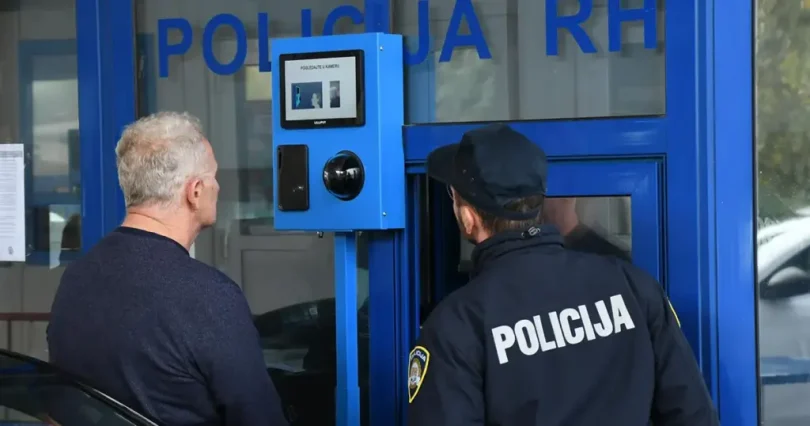 Policajac i muškarac pri aktivaciji EES terminala na graničnoj kontrolnoj točki