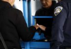 Službenik na granici provjerava dokumente putnika kod ulaska u EU