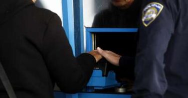 Službenik na granici provjerava dokumente putnika kod ulaska u EU