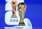 Zlatni trofej FIFA svjetskog prvenstva na postolju s plavom pozadinom