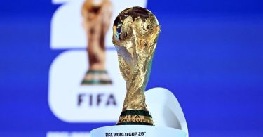 Zlatni trofej FIFA svjetskog prvenstva na postolju s plavom pozadinom
