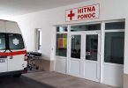 Sanitetski automobil Hitne medicinske pomoći parkiran ispred zgrade sa signalizacijom