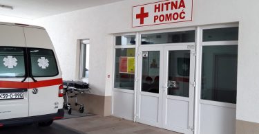 Sanitetski automobil Hitne medicinske pomoći parkiran ispred zgrade sa signalizacijom