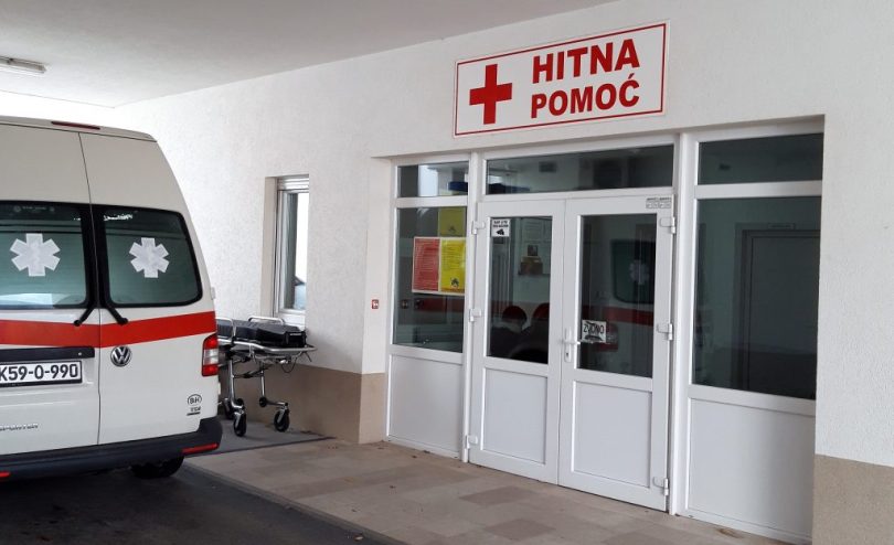 Sanitetski automobil Hitne medicinske pomoći parkiran ispred zgrade sa signalizacijom