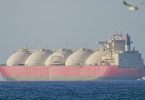 Veliki LNG tanker s karakterističnim kupastim rezervoarima plovi kroz morem