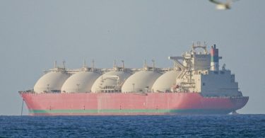 Veliki LNG tanker s karakterističnim kupastim rezervoarima plovi kroz morem