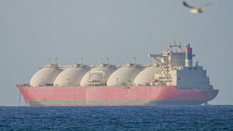 Veliki LNG tanker s karakterističnim kupastim rezervoarima plovi kroz morem