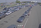 Parkirani automobili i duge kolone vozila na graničnom prijelazu