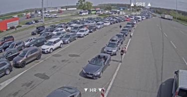 Parkirani automobili i duge kolone vozila na graničnom prijelazu
