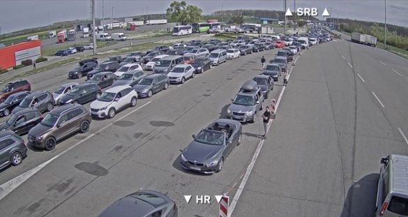 Parkirani automobili i duge kolone vozila na graničnom prijelazu