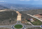 Aerosnimak južne obilaznice Mostara s kružnom raskrižjem i planinama u pozadini