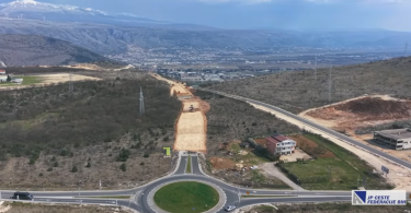 Aerosnimak južne obilaznice Mostara s kružnom raskrižjem i planinama u pozadini
