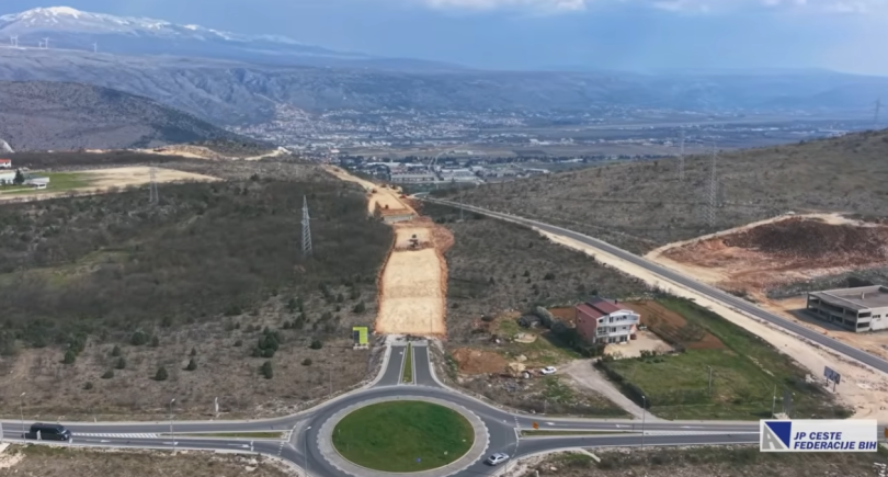 Aerosnimak južne obilaznice Mostara s kružnom raskrižjem i planinama u pozadini