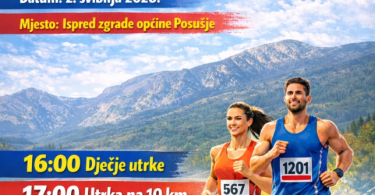 Trkači tijekom trke, muškarac i žena u sportskoj opremi trče zajedno na brežuljkastom terenu