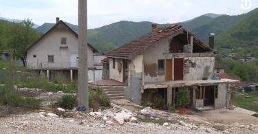 Oštećena kuća s urušenim zidovima i krovom u planinskoj okolici