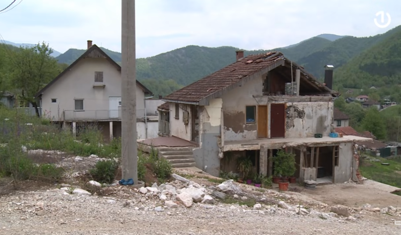 Oštećena kuća s urušenim zidovima i krovom u planinskoj okolici