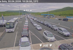 Redovi automobila na višetračnoj cesti s intenzivnim prometom tijekom produženog vikenda