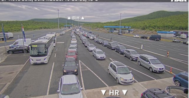 Redovi automobila na višetračnoj cesti s intenzivnim prometom tijekom produženog vikenda