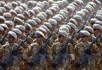 Iranski vojnici u uniformama i kacigama stoje u redovima na vojnoj paradi.